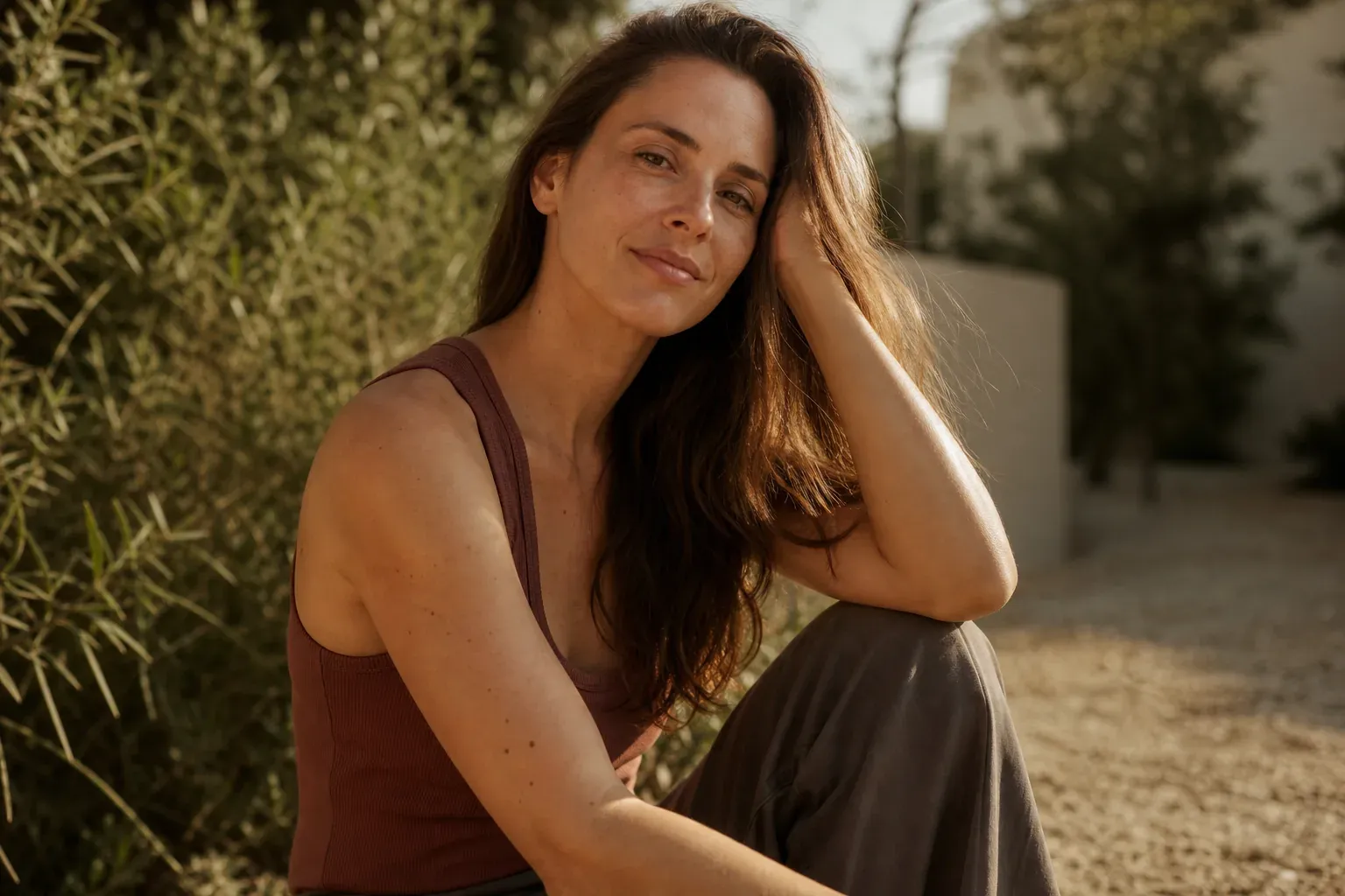 Personne assise dehors au soleil, bras exposés, pour synthétiser la vitamine D naturellement
